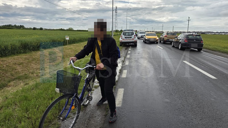 FOTO. Un biciclist beat a acroșat o mașină, pe DN19F, Satu Mare - Odoreu