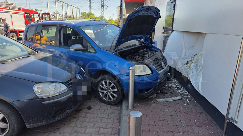 FOTO/VIDEO. Accident în municipiul Satu Mare. A intrat cu mașina într-un supermarket