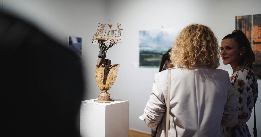 ”Atelier de Mai”. O expoziție altfel la Satu Mare: 9 artiști, un singur spațiu și multă creativitate