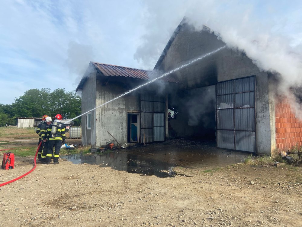 FOTO/VIDEO. Cauzele incendiului de la hala de cereale, din județul Satu Mare. Intervenție riscantă pentru pompieri. Ce distrugeri au rezultat