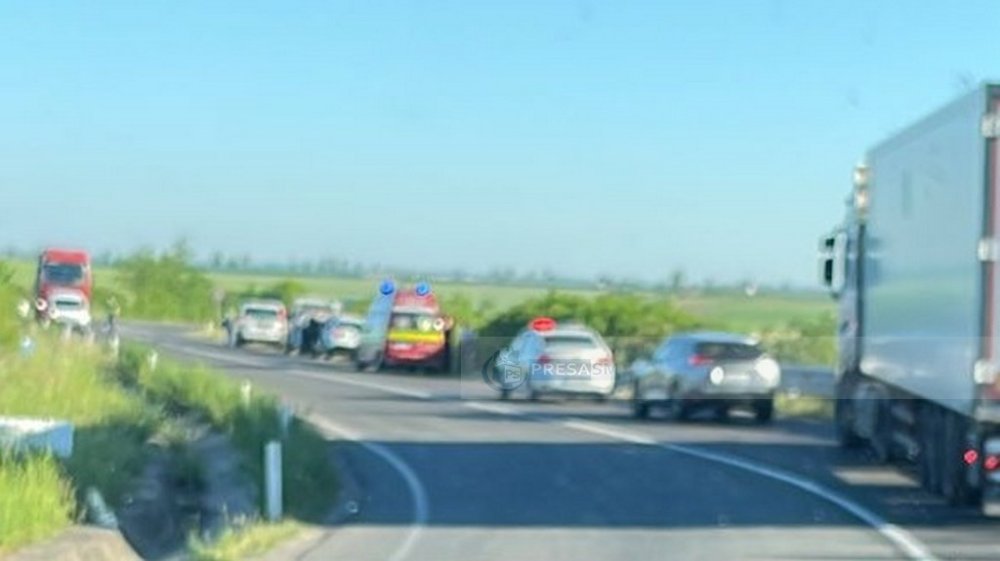 FOTO. Accident în Satu Mare. Un șofer s-a răsturnat astăzi cu mașina în șanț. A fost și amendat