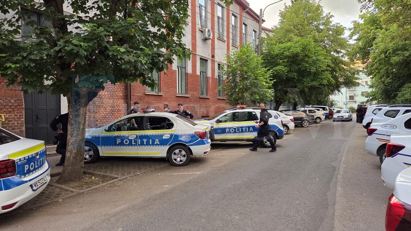 SATU MARE. Mamă cu două fete minore amenințată că i se va da foc la casă! Agresorul: ”Acum începe distracția”