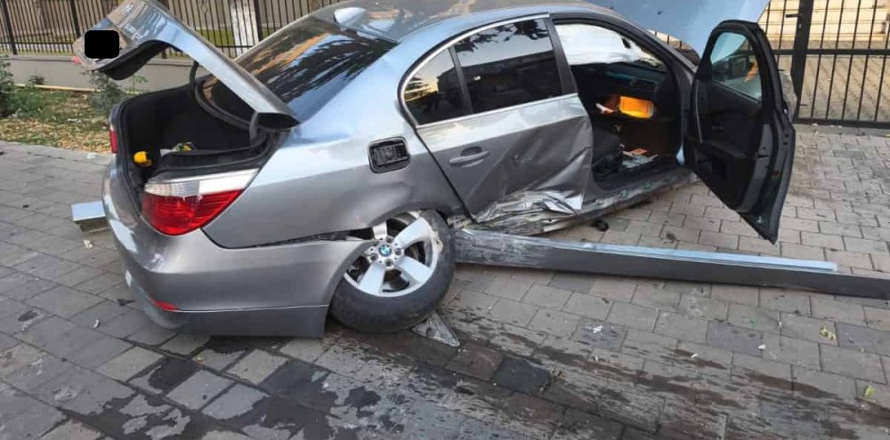 BMW făcut praf. Oprit într-un gard, pasagerul în șanț. Șoferul băuse 10 beri înainte să urce la volan