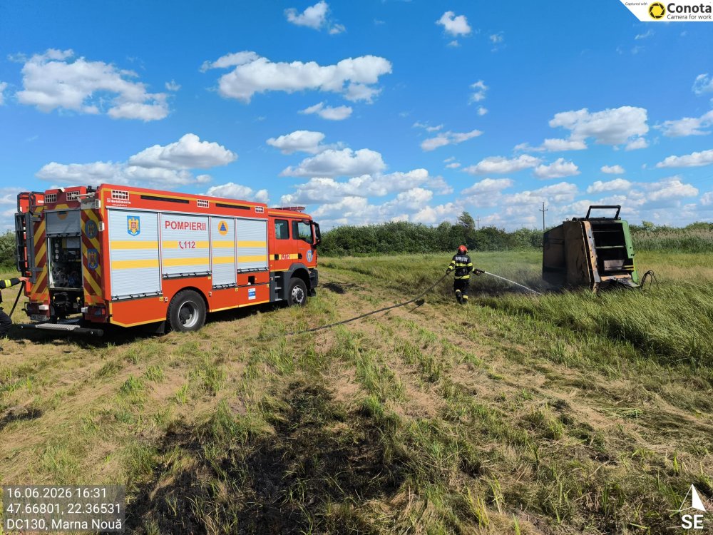 FOTO. Incendiu la o presă de balotat, în județul Satu Mare. Ard mai multe hectare