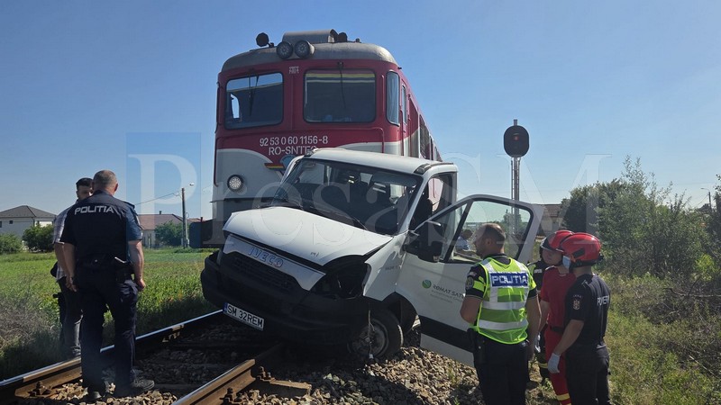 FOTO/VIDEO. Ce spun pompierii despre accidentul feroviar. Șoferul, găsit conștient, transportat la spital. Transporta și butelii cu freon