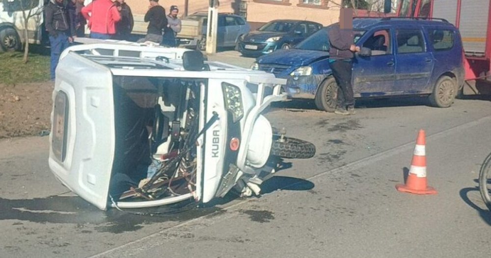Accident în județul Satu Mare. Impact între triciclu și mașină. Un bărbat a ajuns la spital