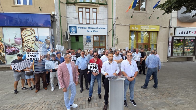 FOTO/VIDEO. Zeci de liberali protestează chiar acum în fața sediului PNL Satu Mare. Scandări împotriva conducerii județene