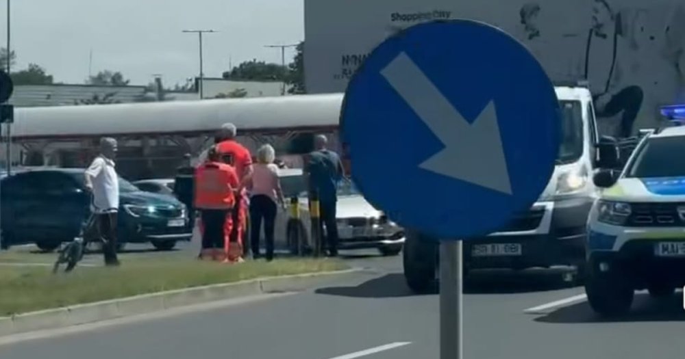 FOTO. Accident pe Drumul Careiului, în sensul giratoriu de la mall. O ambulanță a fost chemată la fața locului